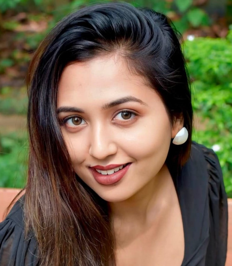 শাড়ি খুলে কালো সুন্দরী